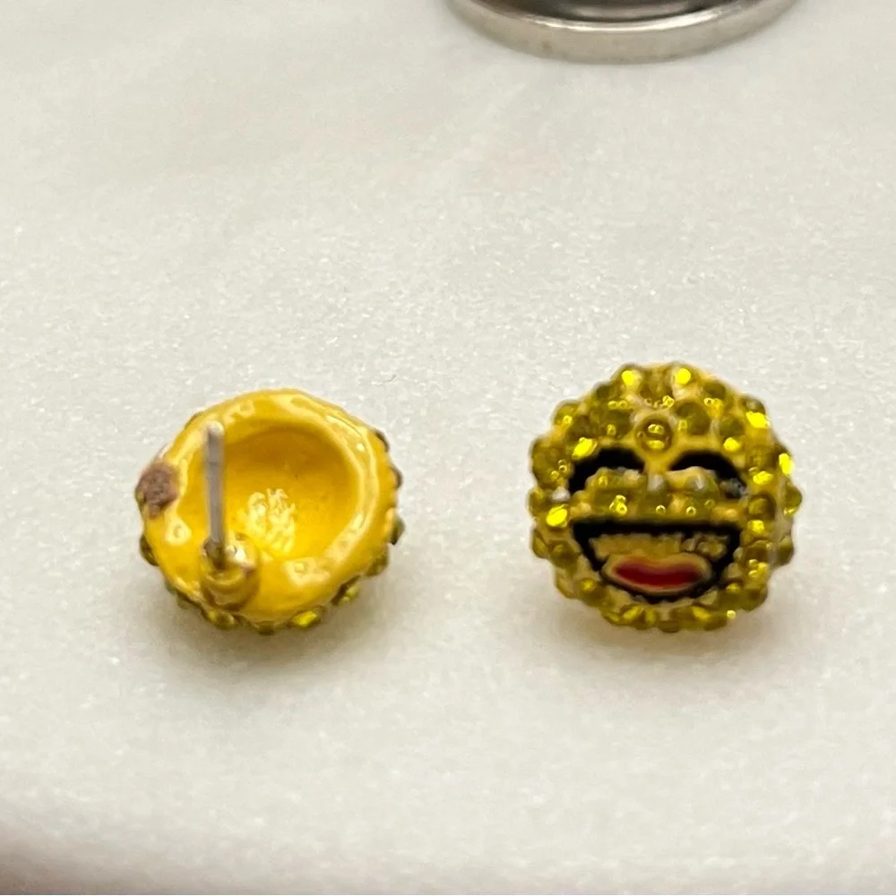 Smiley Face stud Earrings - Picture 3 of 4